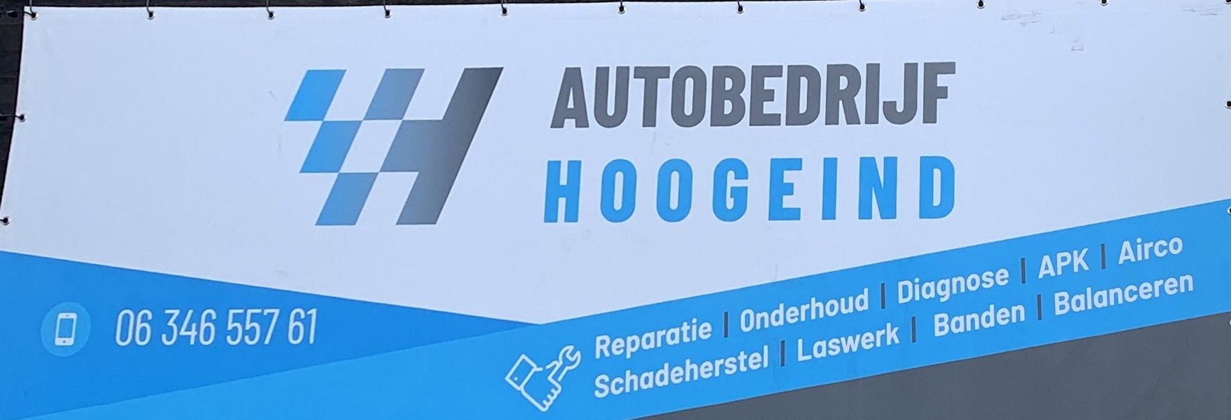 Het bord aan de gevel van Autobedrijf Hoogeind met het logo, het telefoonnummer en de negen diensten